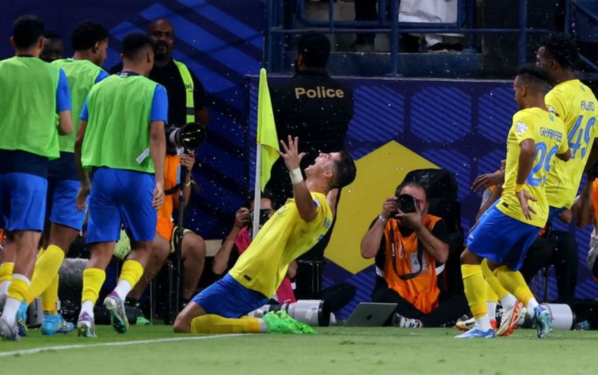 Selebrasi penyerang sekaligus kapten Al Nassr, Cristiano Ronaldo usai menjebol gawang Al Ittihad pada pekan terakhir Liga Arab Saudi 2023-2024.