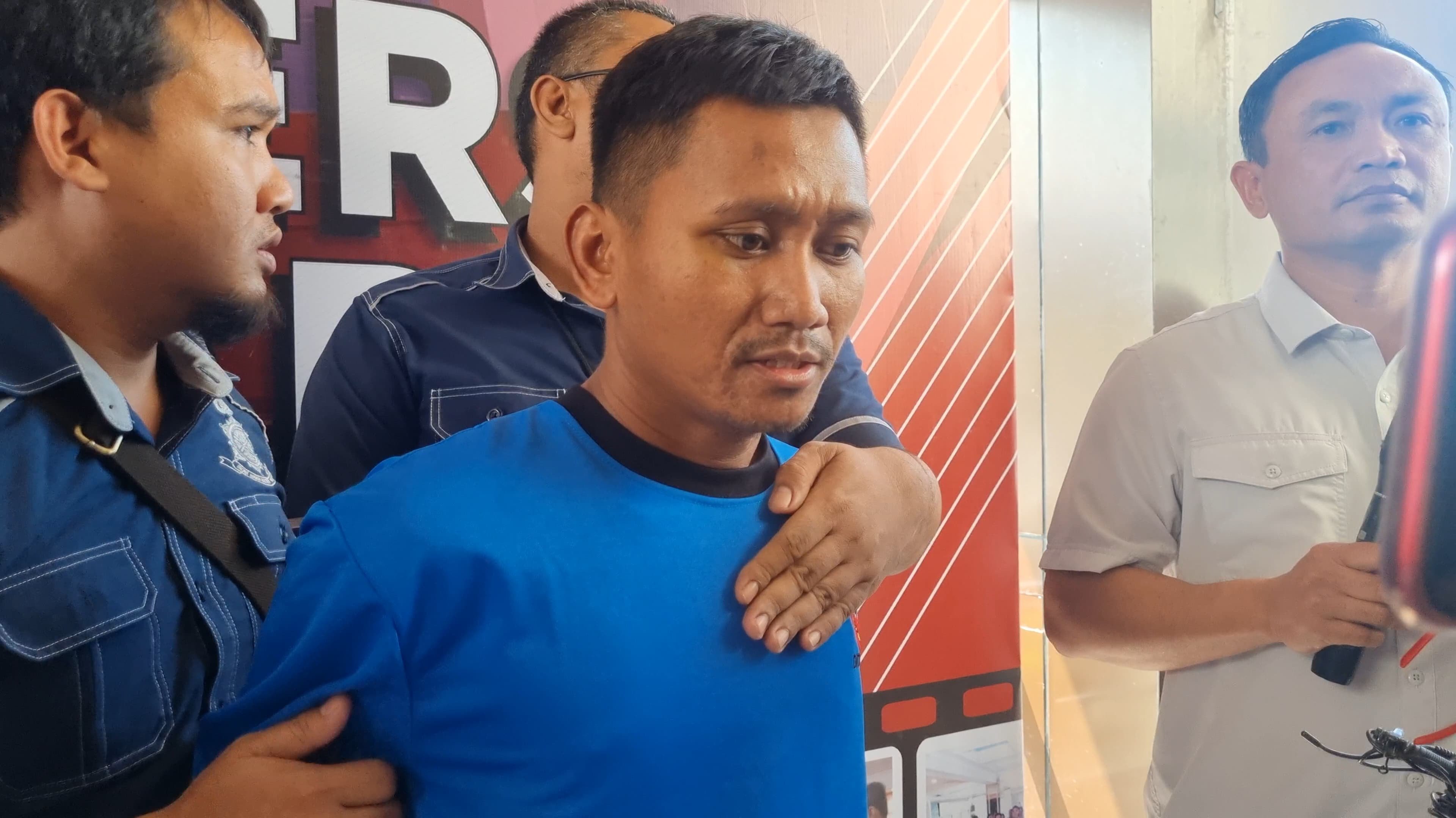 Tersangka pembunuh Vina Cirebon, Pegi Setiawan alias Perong saat dihadirkan dalam konferensi pers di Mapolda Jabar, Jalan Soekarno-Hatta, Kota Bandung, Minggu (26/5). Foto: Nur Fidhiah Shabrina/JPNN