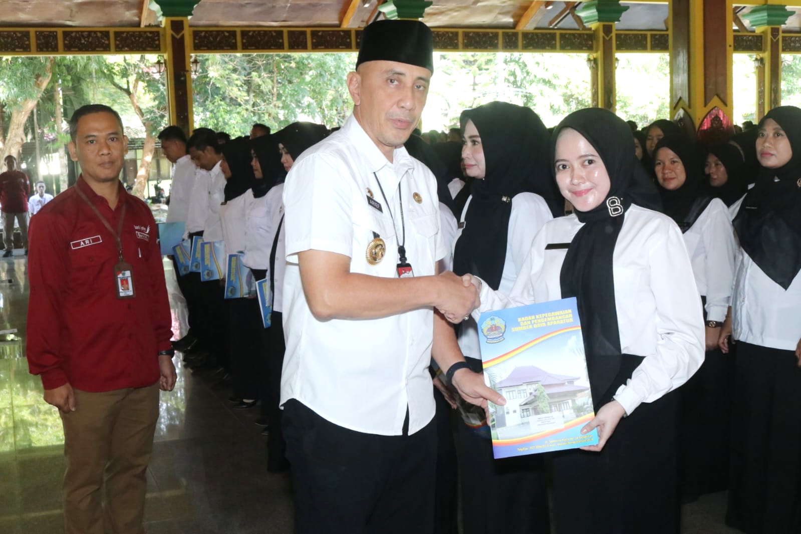 ABDI NEGARA: Pj Bupati Bangkalan Arief M. Edie menyerahkan petikan SK kepada PPPK di Pendopo Pratanu Rabu (29/5). (PROKOPIM BANGKALAN UNTUK JPRM)