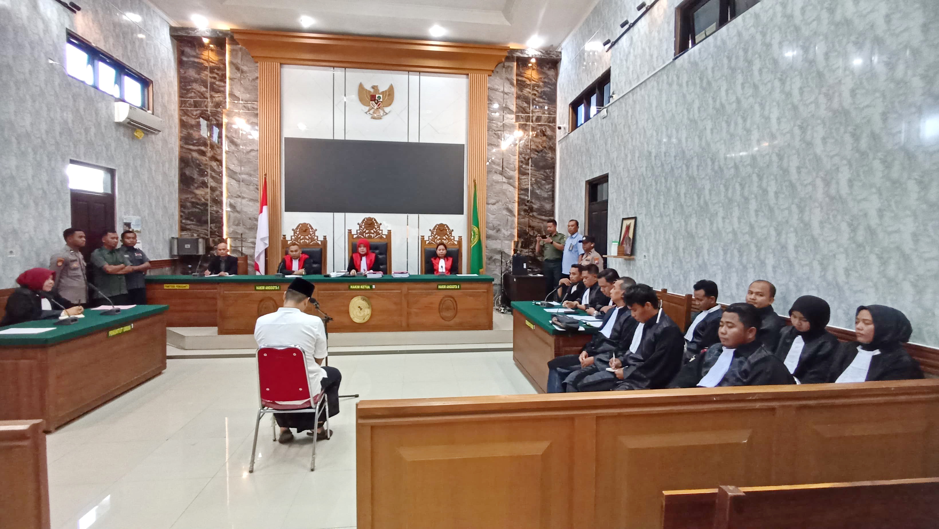 SIDANG LANJUTAN: Majelis Hakim PN Bangkalan Ernila Widikartikawati mendengarkan pembacaan eksepsi dari kuasa hukum terdakwa, Rabu (29/5). (HIDAYAT UNTUK JPRM)