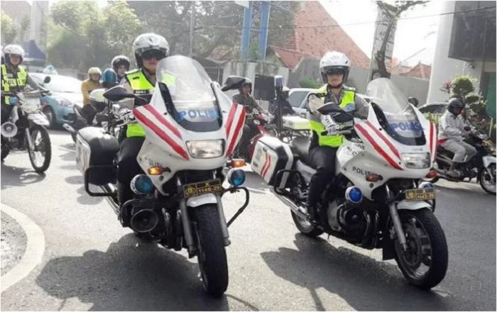 Polwan kendaraai moge sambil kampanyekan keselamatan berkendara.