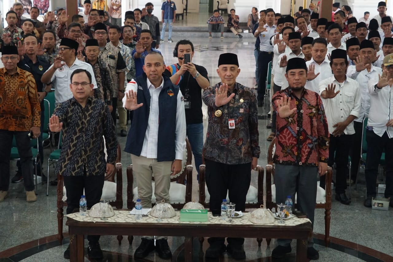 BERANI JUJUR HEBAT: Dari kanan, Ketua DPRD Bangkalan Effendi, Pj Bupati Arief M. Edie, dan Direktur Sosialisasi dan Kampanye Antikorupsi KPK Amir Arief berfoto bersama saat pembukaan di Pendopo Agung