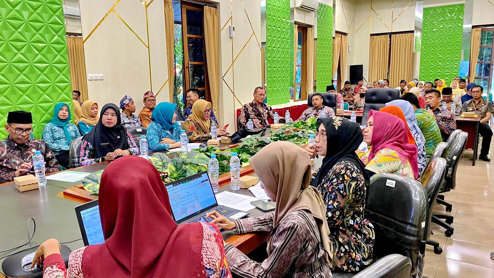 MENJELASKAN: Kepala Bidang Kesmas Aris Budhiartho saat ditemui di Dinkes Bangkalan, Jumat (31/5). (AHZAMZAM ERENDY/JPRM)
