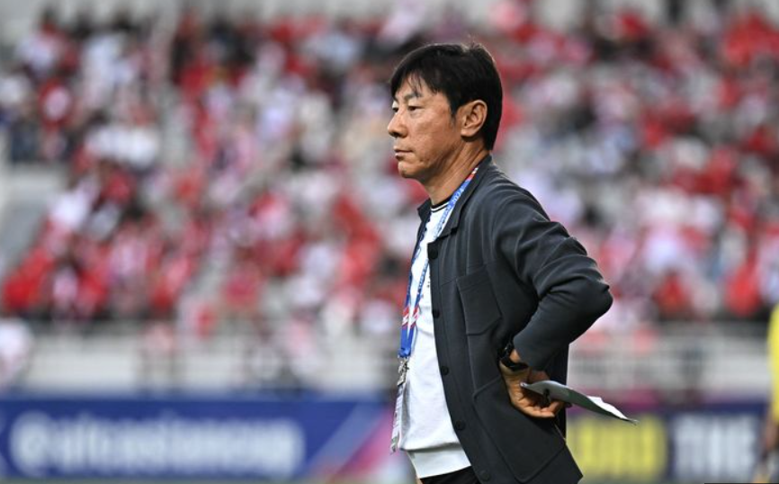 Ekspresi Shin Tae-yong saat Timnas U-23 Indonesia harus mengakui keunggulan Uzbekistan 0-2 dalam semifinal Piala Asia U-23 2024, Senin (29/4/2024)