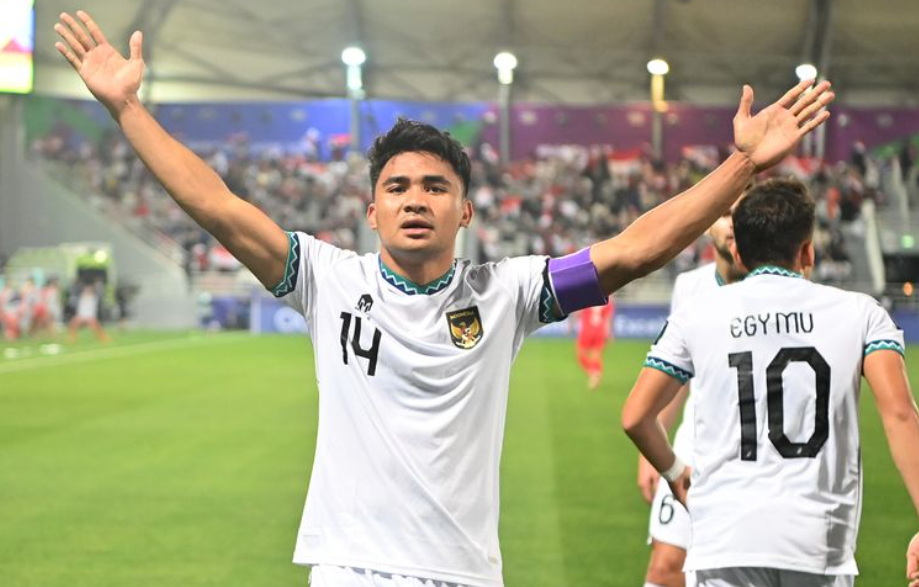 Pesepak bola Timnas Indonesia Asnawi Mangkualam berselebrasi usai mencetak gol ke gawang Vietnam pada laga kedua penyisihan Grup D Piala Asia 2023 di Stadion Abdullah Bin Khalifah, Doha, Qatar.