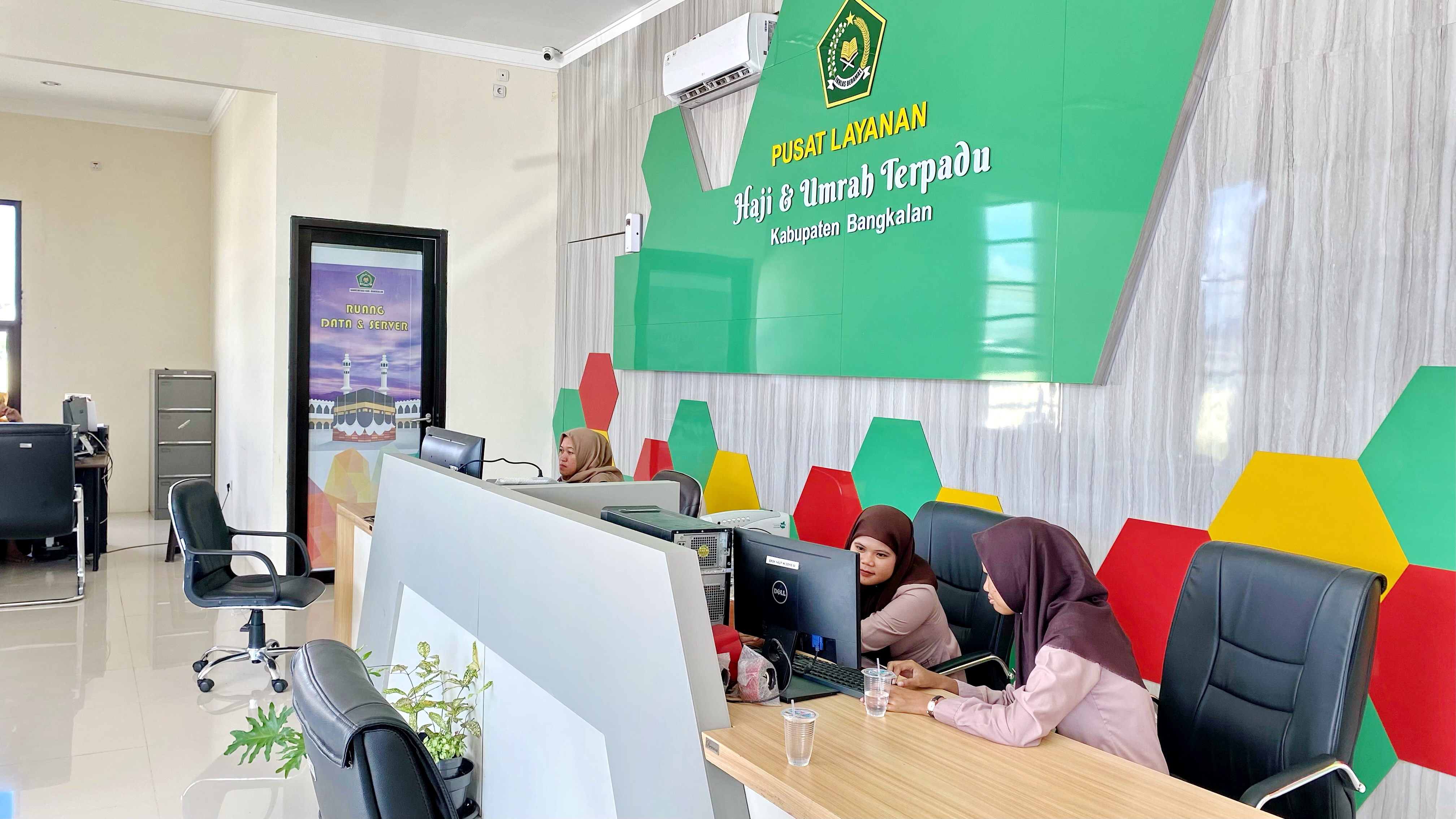 ADMINISTRASI: Seorang petugas sedang berada dimeja pelayanan PLHUT Kamis (29/5). (AYU LATIFAH/JPRM)