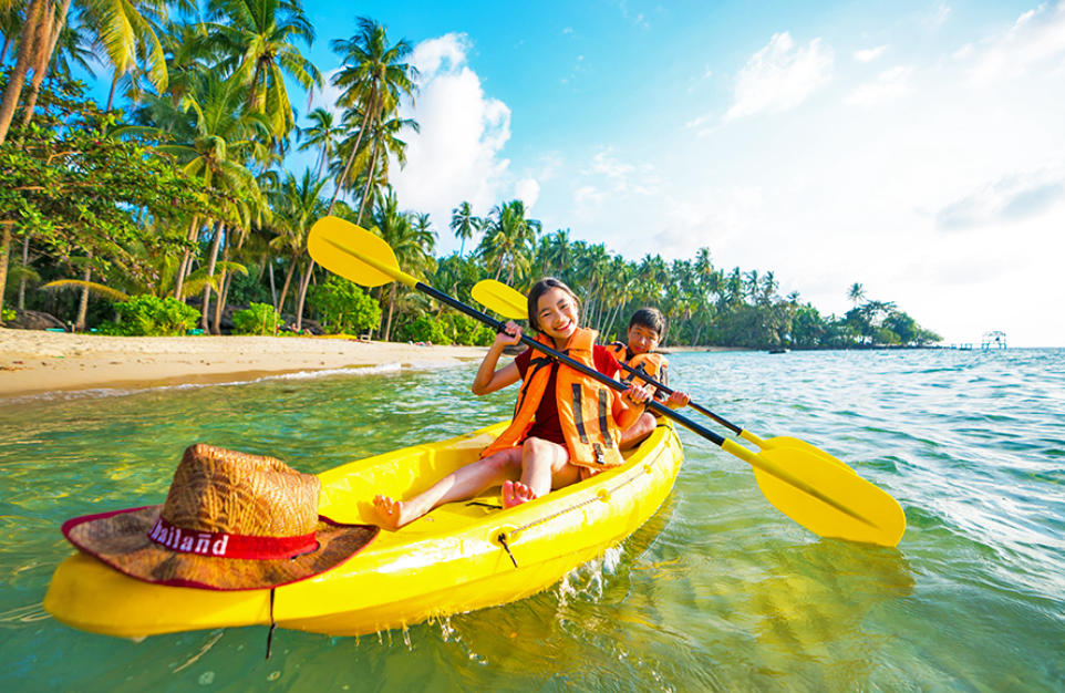 Menikmati libruan di pantai sambil bermain kano (Anek &ndash; Shutterstock)