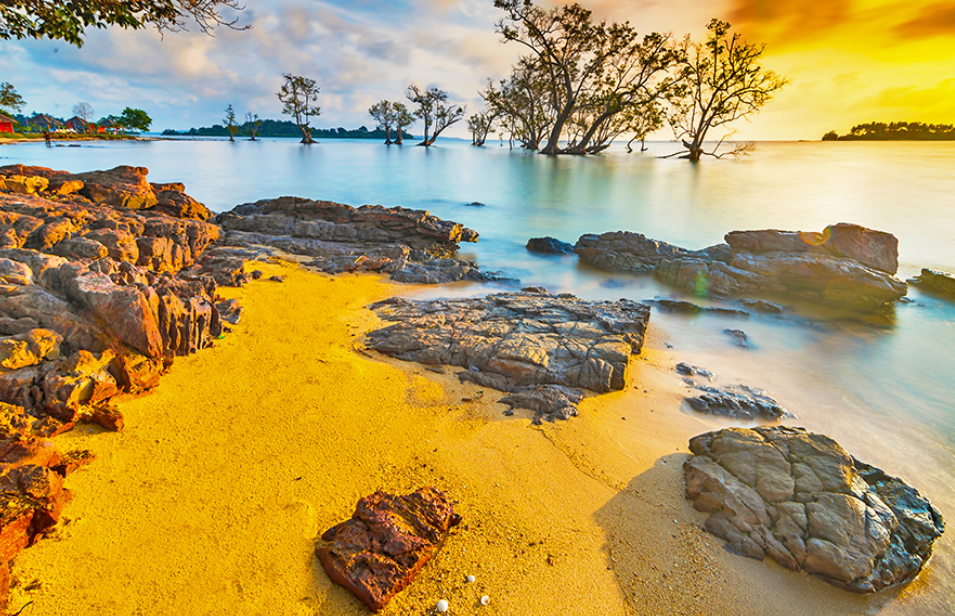 Pantai Elyora (Dwi Yulianto &ndash; Shutterstock)