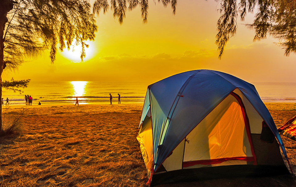 Serunya berkemah di pinggir pantai (Narupon &ndash; Shutterstock)