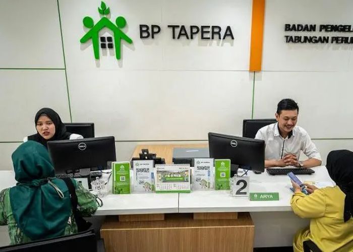 Petugas melayani peserta Tabungan Perumahan Rakyat (Tapera) di Kantor Pelayanan Badan Pengelola Tapera.