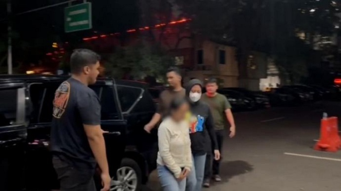 Ibu kandung yang cabuli anaknya saat diamankan polisi. (Foto: Istimewa)