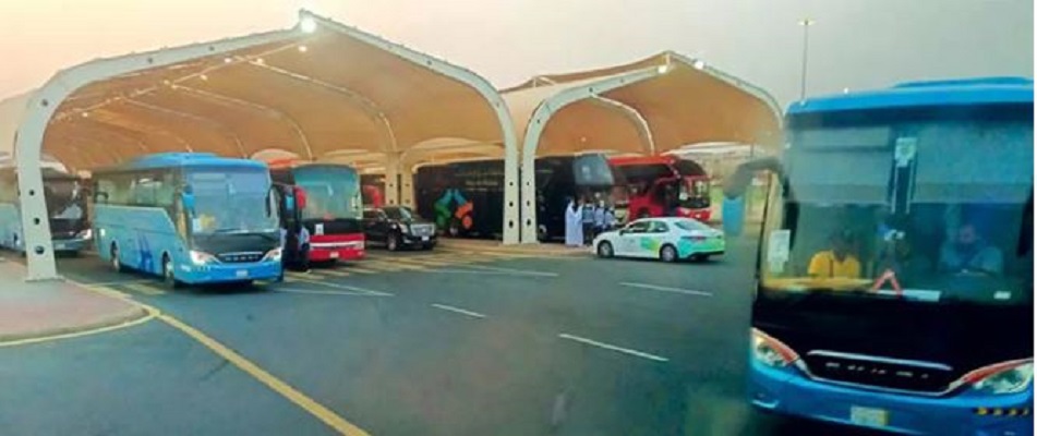 MASUK KOTA SUCI: Sejumlah bus melintasi gerbang masuk Kota Makkah di kawasan Al Jumum, Rabu (5/6). (ARIS IMAM/JAWA POS)