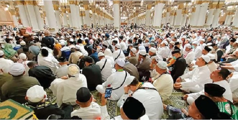 MELUBER: Jamaah haji Indonesia mengikuti pengajian rutin berbahasa Indonesia yang disampaikan Ustad Ariful bahri di dalam Masjid Nabawi, Madinah, setelah salat Magrib, Sabtu (25/5).