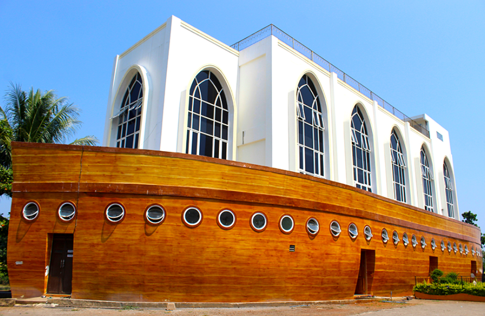 Masjid Kapal Keselamatan. (Sumber masndank &ndash; Shutterstock)