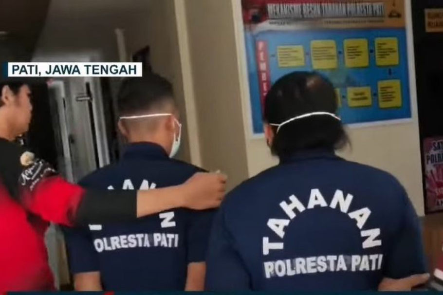 Polisi membawa dua tersangka pengeroyokan bos rental mobil di Desa Sumbersoko, Kecamatan Sukolilo, Kabupaten Pati, Kamis (6/6/2024). Kasus ini menewaskan bos rental, sedangkan tiga rekannya menderita