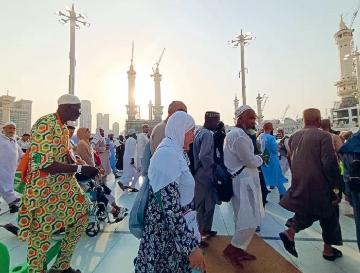 ROOFTOP: Para calon jamaah haji dari beberapa negara terpaksa melaksanakan tawaf di lantai 4 Masjidilharam. Mereka tidak bisa masuk ke lantai dasar dan area Kakbah. (ARIS IMAM MASYHUDI/JAWA POS)