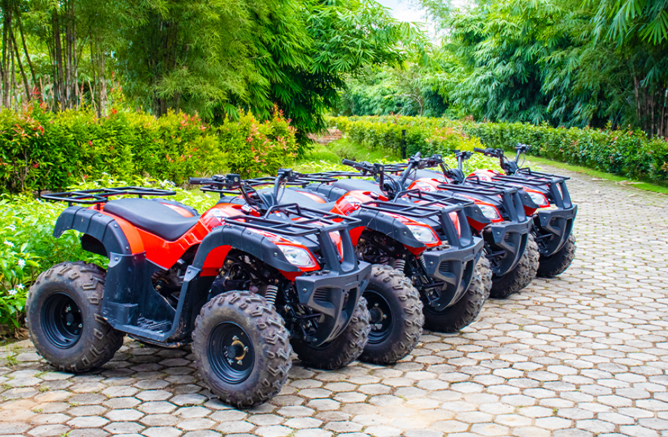 Keliling hutan, sungai, dan berbagai di Treasure Bay Bintan dengan ATV! Petualang seru tak akan terlupakan! (Gambar dari Shutterstock ziedaypict)