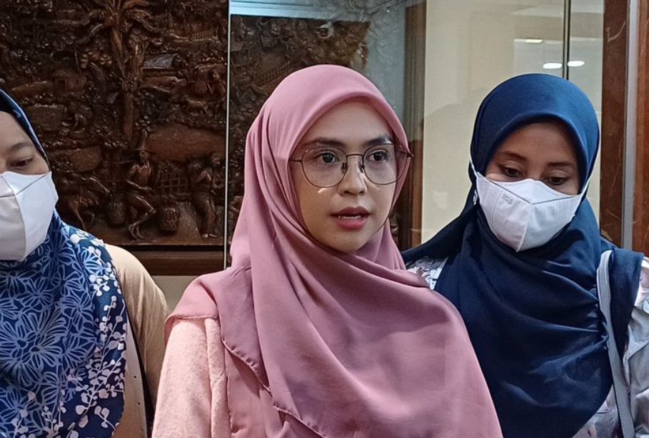 YouTuber Ria Ricis membuat laporan ke Polda Metro Jaya terkait adanya dugaan pengancaman dan pemerasan, Senin (1062024).(KOMPAS.comDzaky Nurcahyo)
