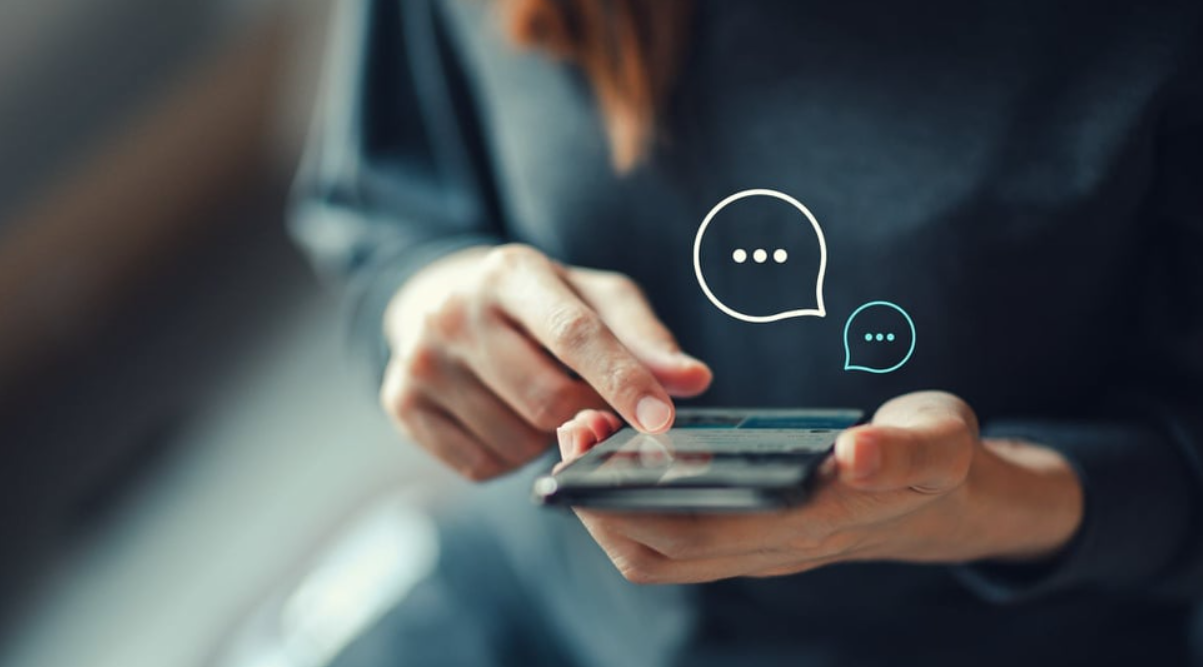 Ilustrasi pesan di handphone. FOTOIstockphoto