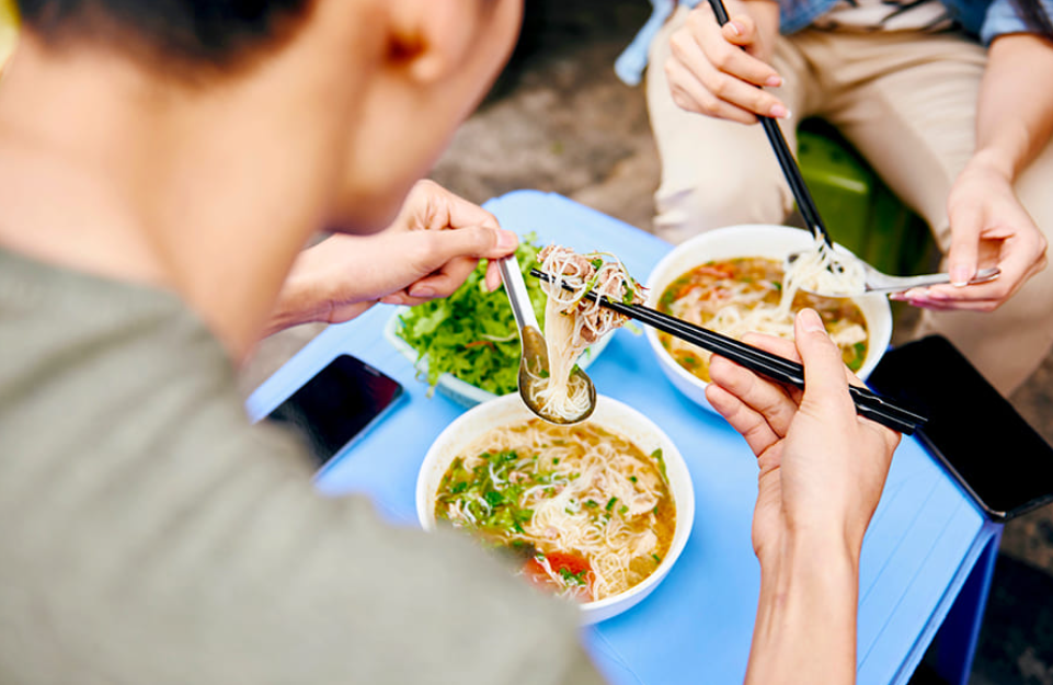 Wisata kuliner memang bikin mood makin baik (Gpoint Studio &ndash; Shutterstock)