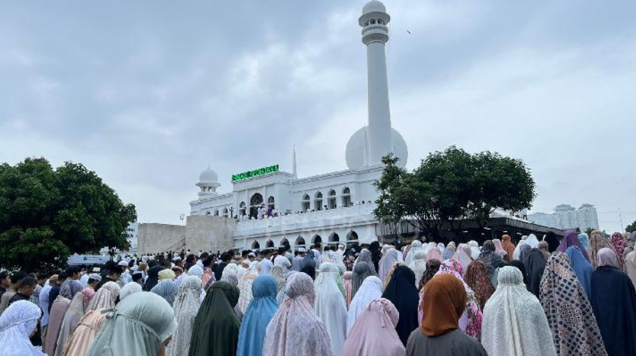 Suasana Salat Idul Adha 1445 H di Masjid Agung Al Azhar, Jakarta Selatan, Ahad, 16 Juni 2024. Foto: TEMPO/Defara
