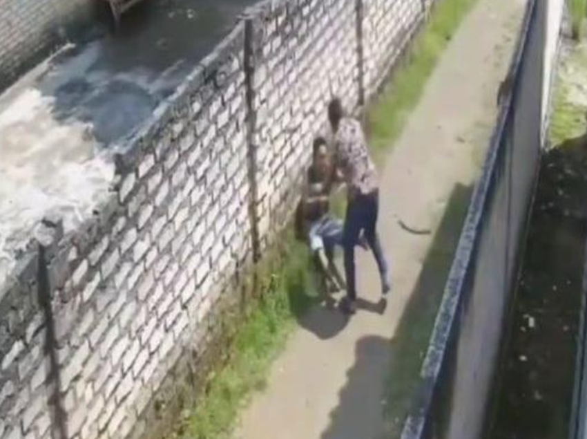 Viral nasabah dan debt collector sedang duel (Foto Tangkapan Layar)