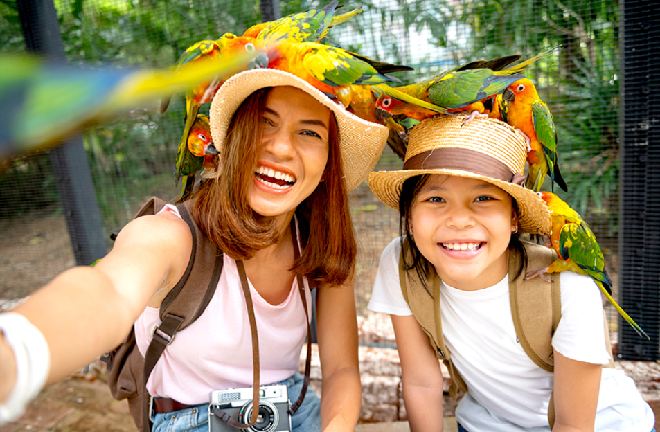 Menghabiskan waktu liburan keluarga di kebun binatang. (Sumber Sutlavka &ndash; Shutterstock)