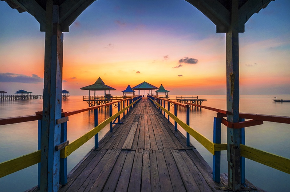 Pantai Ria Kenjeran di sore hari. (Sumber Ryophoto &ndash; Shutterstock)