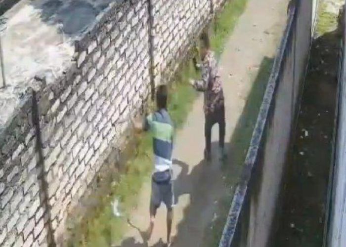 Detik-Detik Menegangkan: Rekaman CCTV Nasabah Bacok Petugas Tagih di Depan Rumahnya
