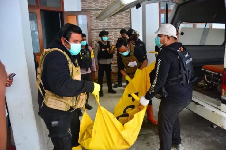 Satgas Operasi Damai Cartenz 2024 mengevakuasi mayat anggota KKB Baganiok Murib ke RSUD Paniai, Papua Tengah. (ANTARA/HO-Humas Satgas Operasi Damai Cartenz 2024)