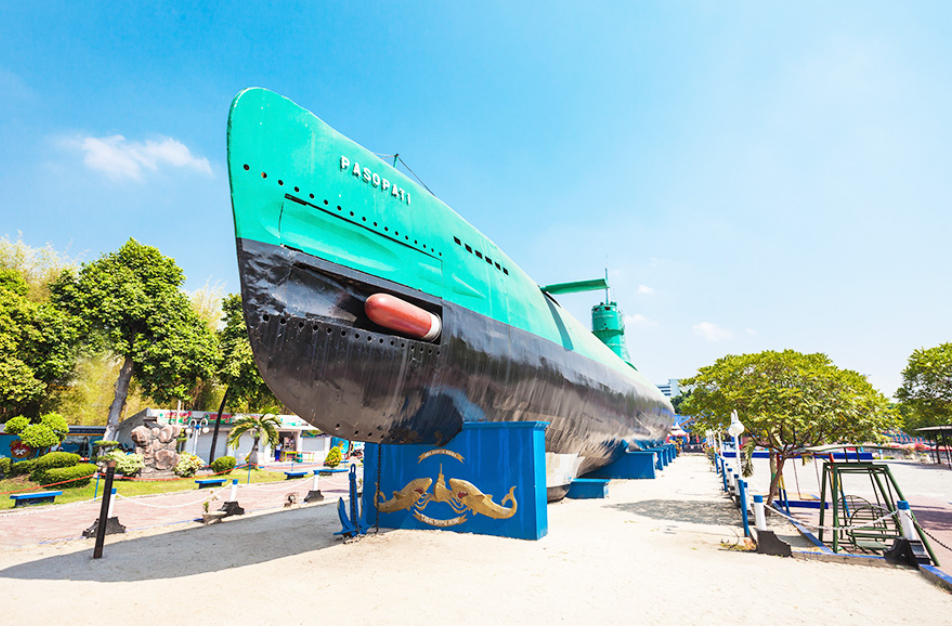 Monumen Kapal Selam. (Sumber Saiko3p- Shutterstock)