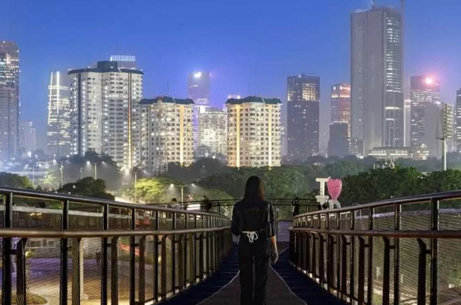 Suasana di Skywalk Senayan Park. (instagram @sri.nurlaelasarii)