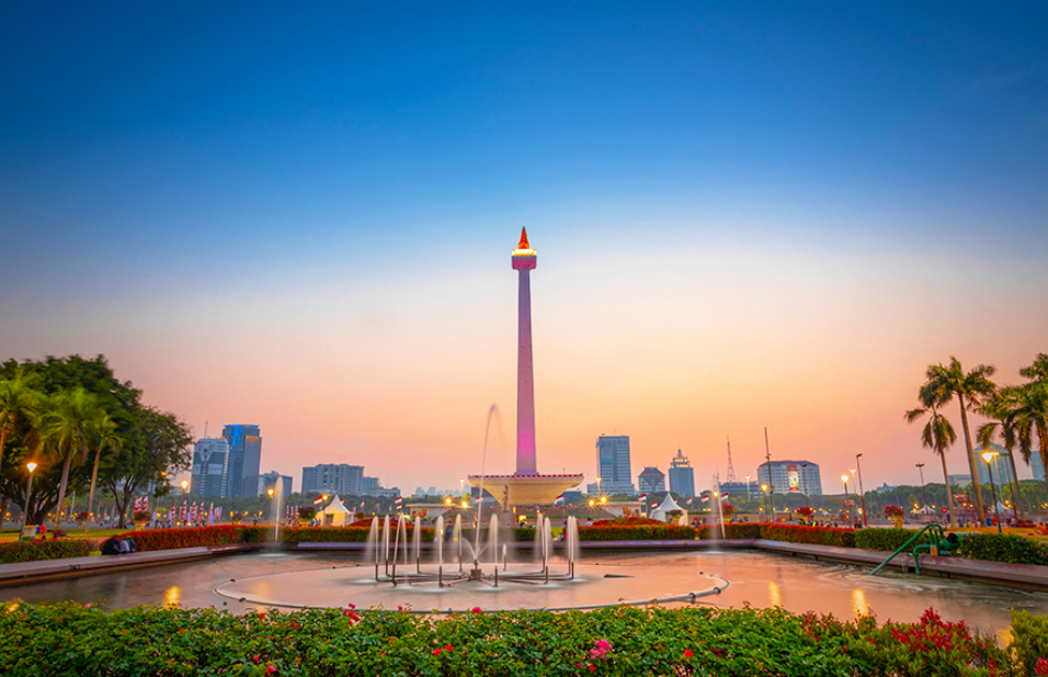 Menunggu senja dan melihat indahnya gemerlap lampu di Monumen Nasional (Dhito Soelendro &ndash; Shutterstock)