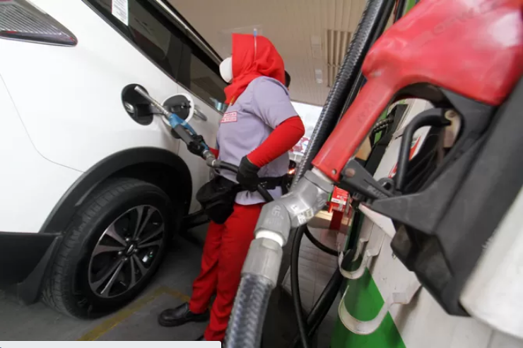 Pengendara motor mengisi BBM jenis Pertalite di sebuah SPBU Pertamina di Jakarta, Jumat (10/1/2021). Foto: Dery Ridwansah/ JawaPos.com