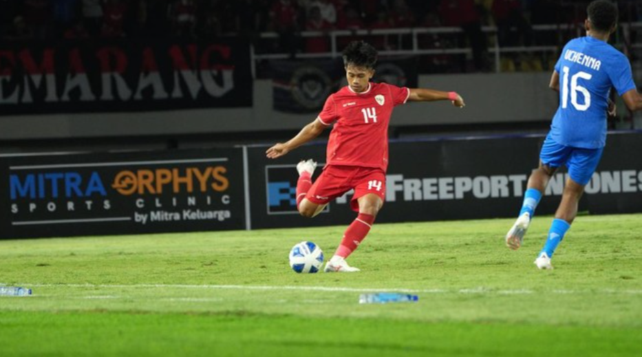 Bek kanan Timnas Indonesia U-16 Fabio Azka Irawan (kiri) punya kelebihan lemparan ke dalam jarak jauh. (Dok PSSI)