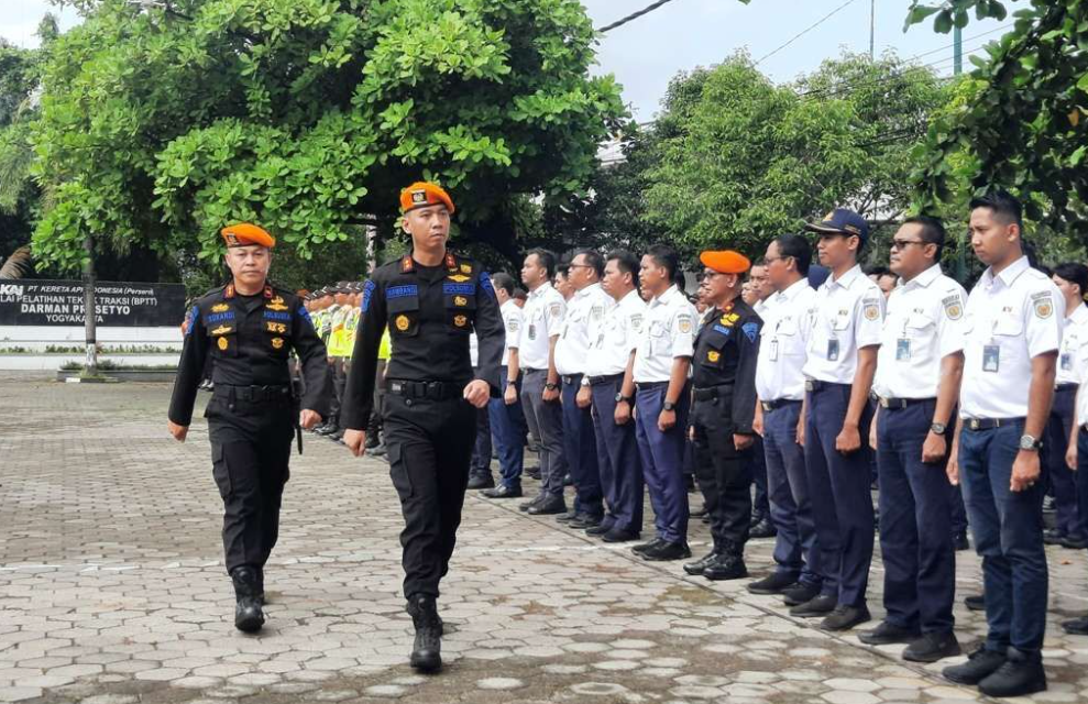 Kepala Daop VI Yogyakarta Bambang Respationo melakukan inspeksi pasukan dalam rangka persiapan masa angkutan Lebaran beberapa waktu lalu. PT KAI kini membuka pendaftaran pegawai baru 23-25 Juni 2024