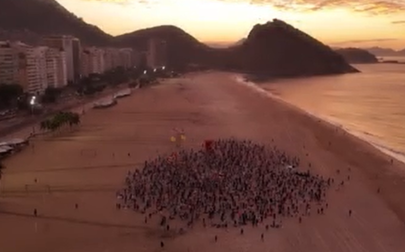 Merayakan Hari Yoga Internasional di Pantai Copacabana, Rio De Janeiro