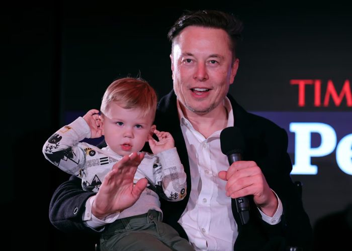 Elon Musk Gendong Salah Satu Anaknya