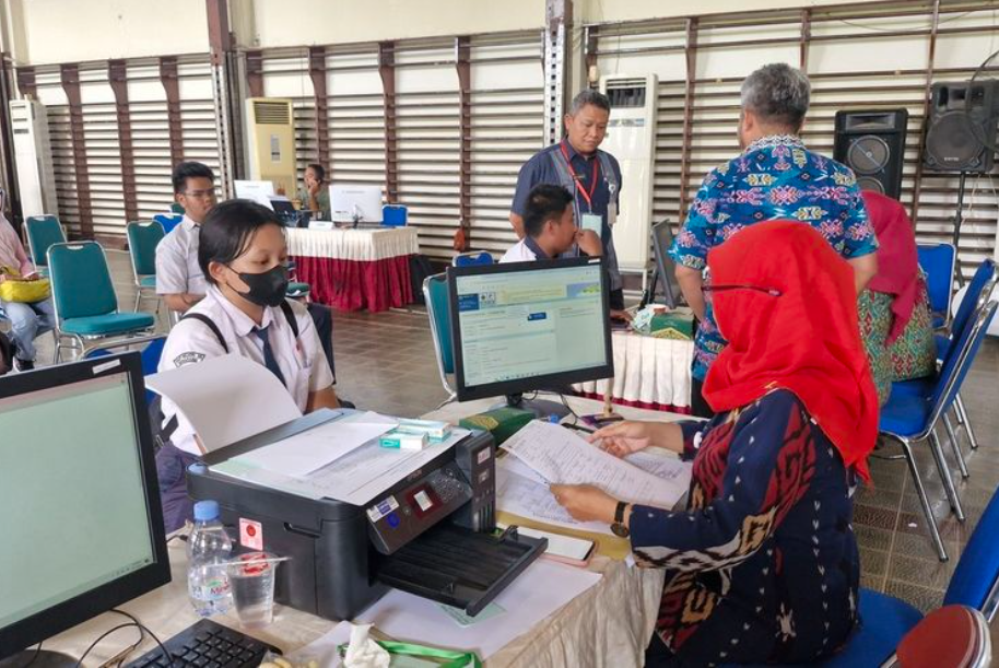 Sejumlah calon peserta didik mulai berdatangan ke SMA Negeri 1 Semarang untuk proses pembuatan akun hingga verifikasi berkas, Selasa (11/6/2024).(KOMPAS.COM/Titis Anis Fauziyah)