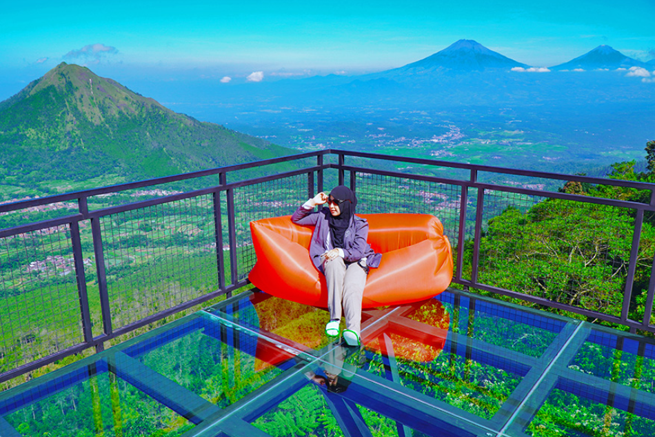 Awang-Awang Telomoyo (Domo Bramantyo &ndash; Shutterstock)