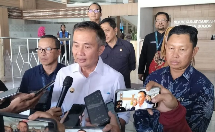Penjabat Gubernur Jawa Barat Bey Triadi Machmudin bersama Penjabat Bupati Bogor Asmawa Tosepu di Cibinong, Kabupaten Bogor, Jawa Barat, Kamis (27/6/2024). (ANTARA/M Fikri Setiawan)