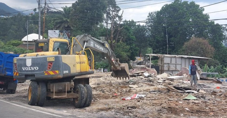 Ratusan lapak PKL di Puncak, Bogor, yang dibongkar Satpol PP kini telah rata dengan tanah. (M Sholihin/detikcom)