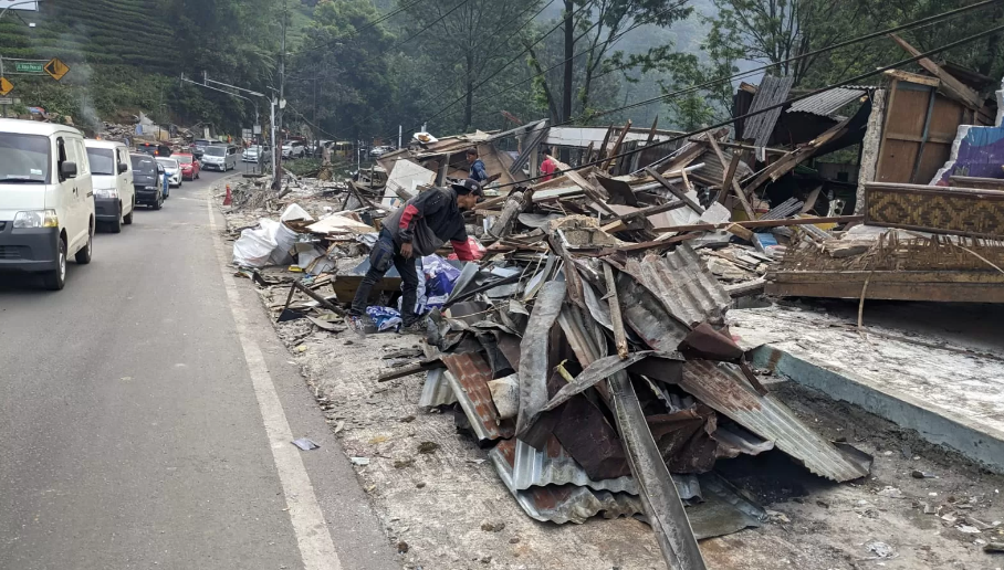 Warga mencari barang yang tersisa pasca pembongkaran lapak PKL di Jalan Raya Puncak, Kawasan Puncak, Kecamatan Cisarua, Kabuparen Bogor, Jawa Barat, Selasa (25/6/2024). (Foto: Hendi Novian/Radar Bogor