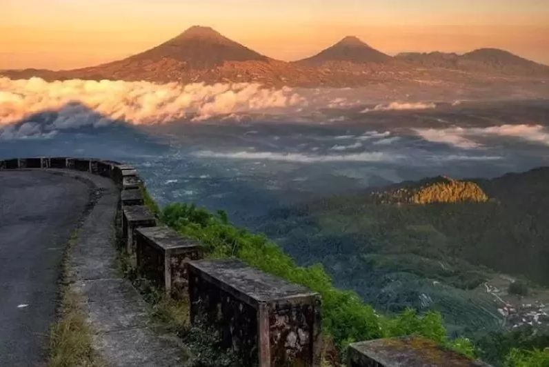 View Pemandangan di Gunung Telomoyo, Magelang. (selingkarwilis.com)