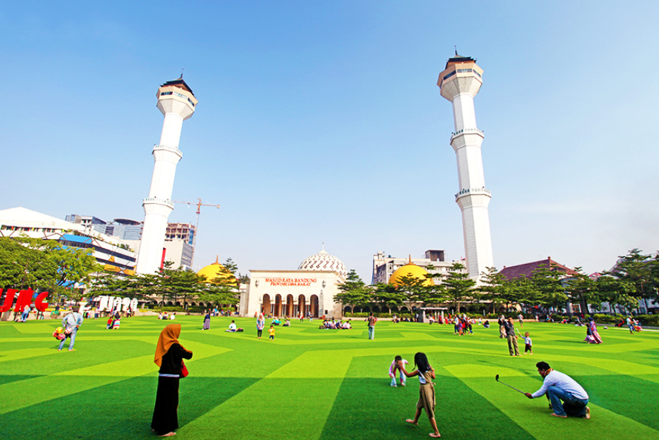 Alun-Alun Bandung dengan spot instagramablenya (George Barker &ndash; Shutterstock)