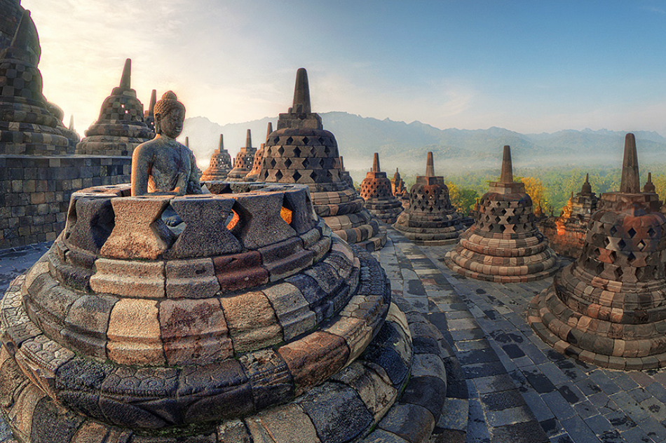 Destinasi wisata wajib ketika di Magelang, Candi Borobudur ( Muzairi &ndash; Shutterstock)
