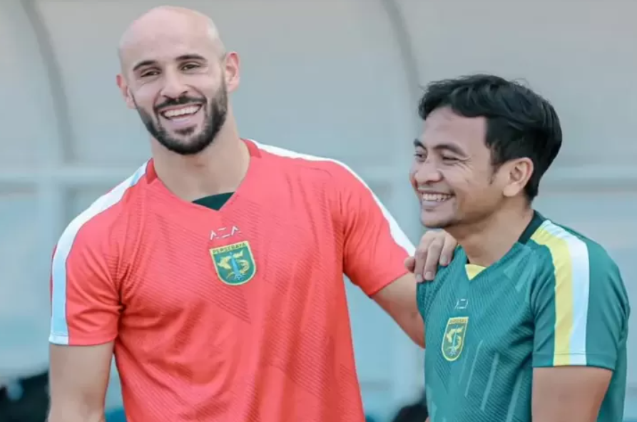 Mohammed Rashid (kiri) saat berlatih bersama Persebaya. FotoMedia Officer Persebaya