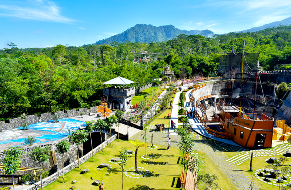 Pemandangan indah Gunung Merapi dari The Lost World Castle Sleman Yogyakarta (Rifki Alfirahman &ndash; Shutterstock)