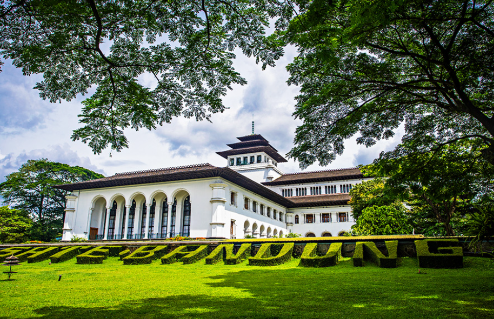 Suasana asri dan hijau sekitar Kawasan Gedung Sate Bandung (Sony Herdiana &ndash; Shutterstock)