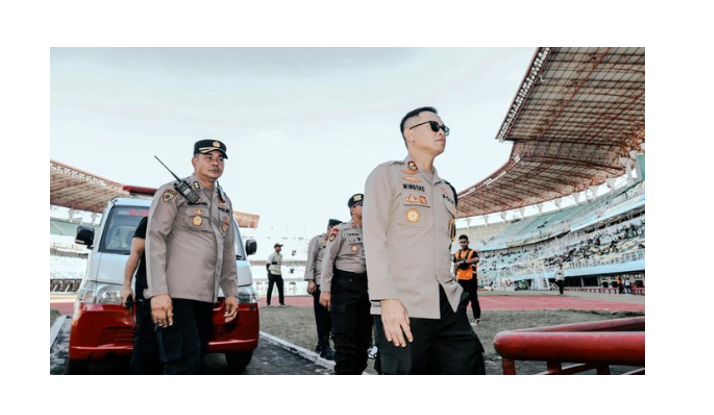 Waka Polrestabes Surabaya AKBP Wimboko mengecek pengamanan di Stadion GBT (Foto: Dok. Istimewa)